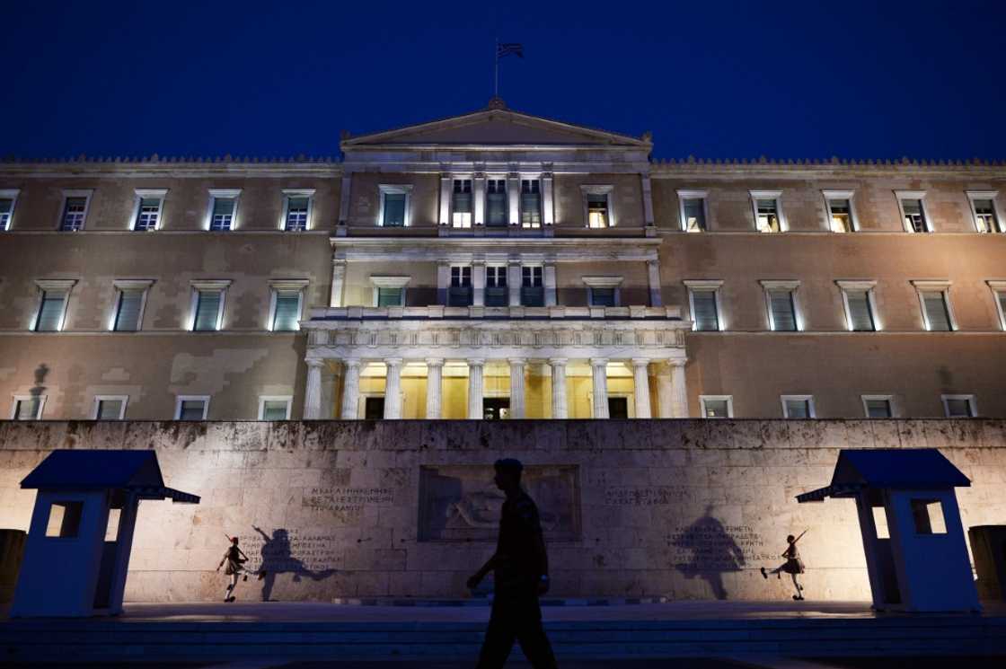 The bill on the reform, which has not yet been submitted to parliament, allows staff to work 13 hours a day for the same employer under exceptional circumstances, for extra pay The bill on the reform, which has not yet been submitted to parliament, allows staff to work 13 hours a day for the same employer under exceptional circumstances, for extra pay