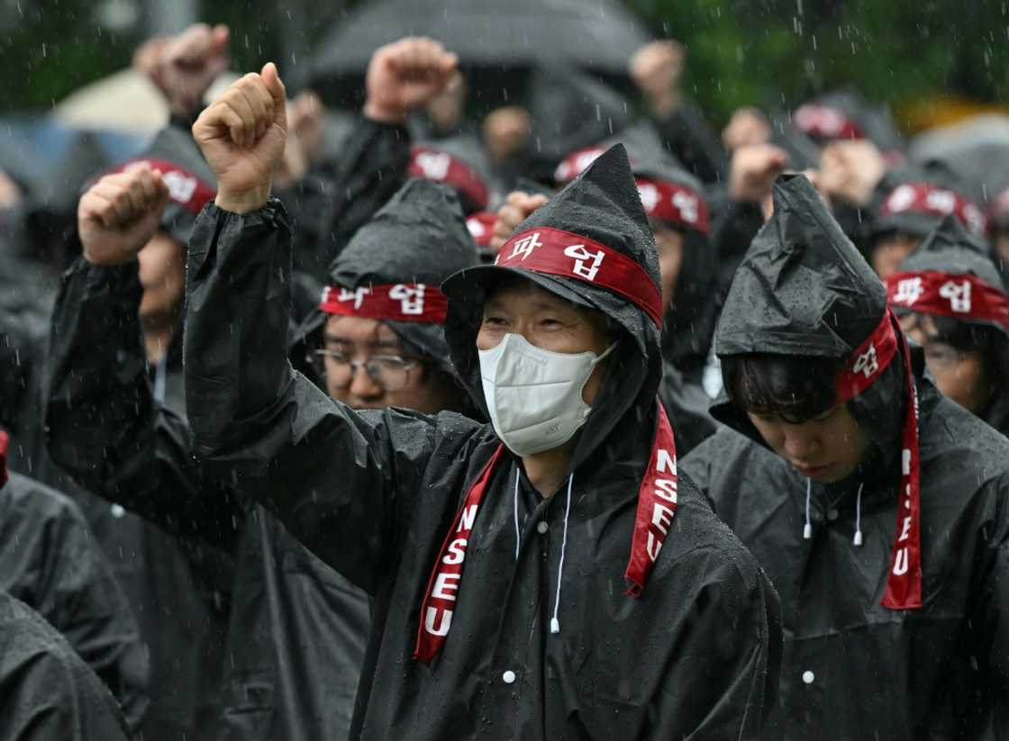 Members of the National Samsung Electronics Union stage a rally during their three-day general strike Members of the National Samsung Electronics Union stage a rally during their three-day general strike