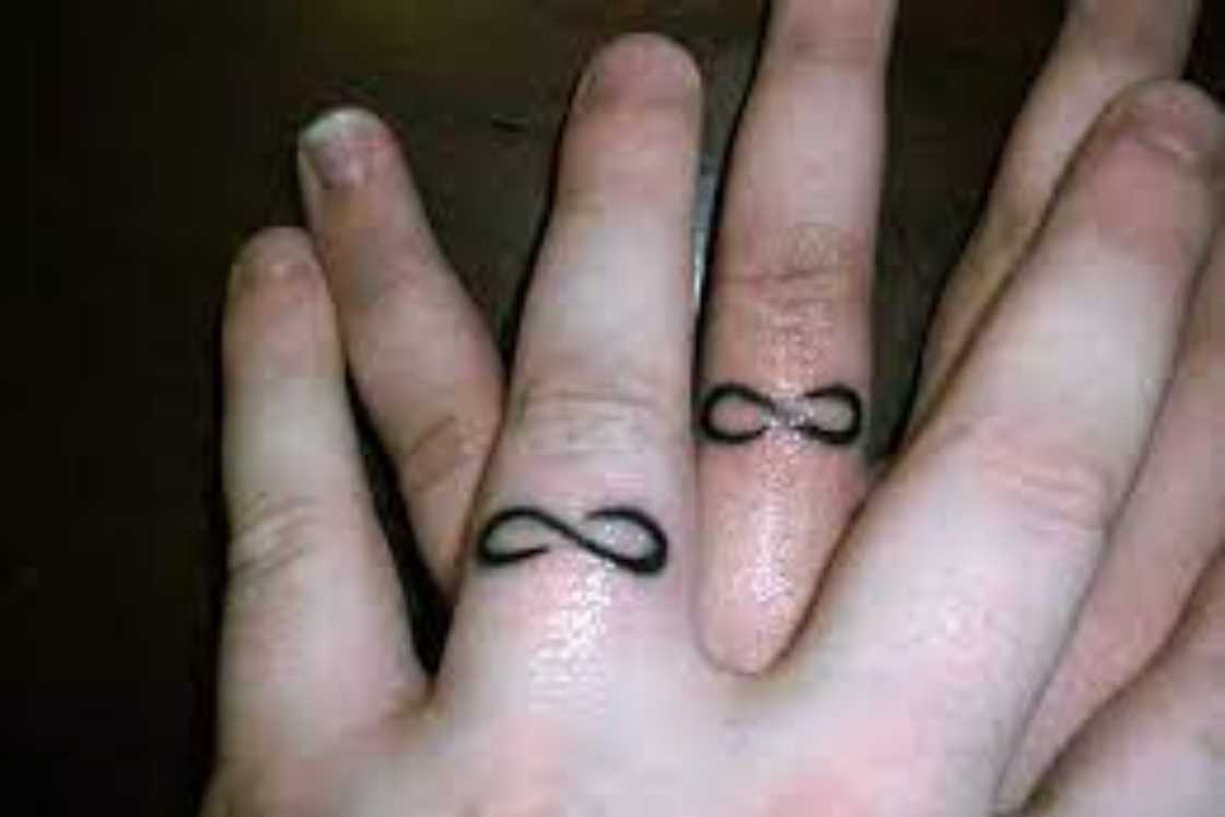 finger tattoo