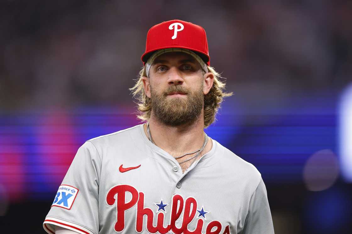 Bryce Harper reacts during the fifth inning against the Atlanta Braves