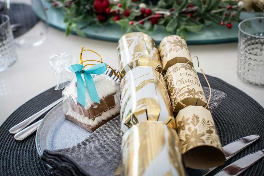 An elegant table setting with Christmas crackers