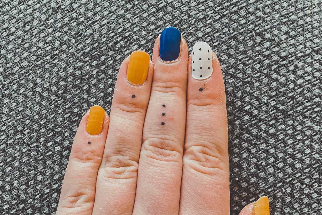 finger tattoo