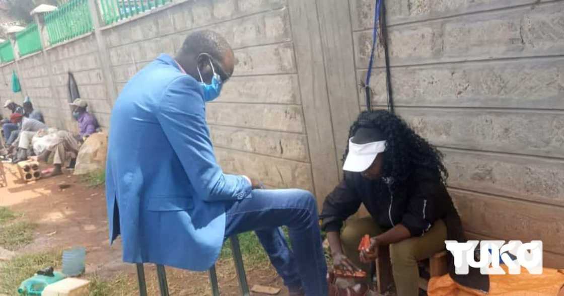 Beryl Zawadi: Moi University Graduate Working as Shoe Shiner in Eldoret, Says It’s Better than Begging Beryl Zawadi: Moi University Graduate Working as Shoe Shiner in Eldoret, Says It’s Better than Begging