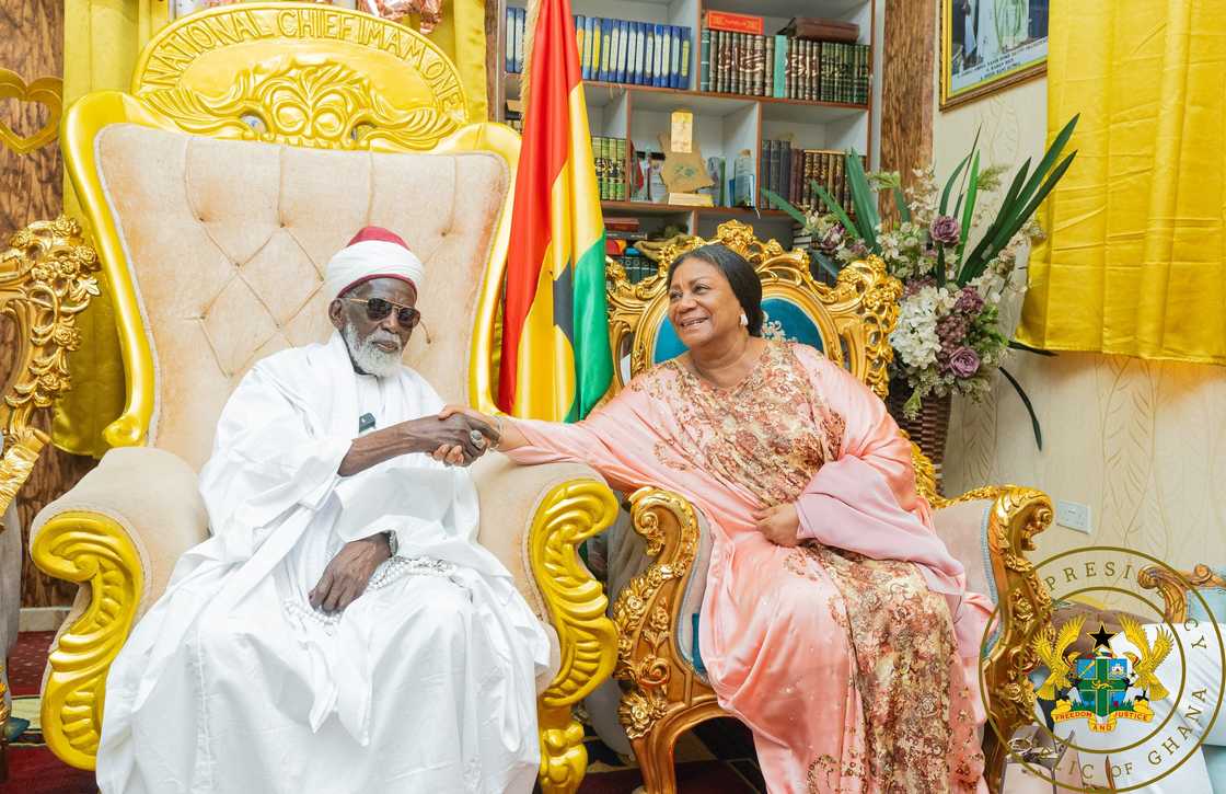 Rebecca shakes Chief Imam hand Rebecca shakes Chief Imam hand