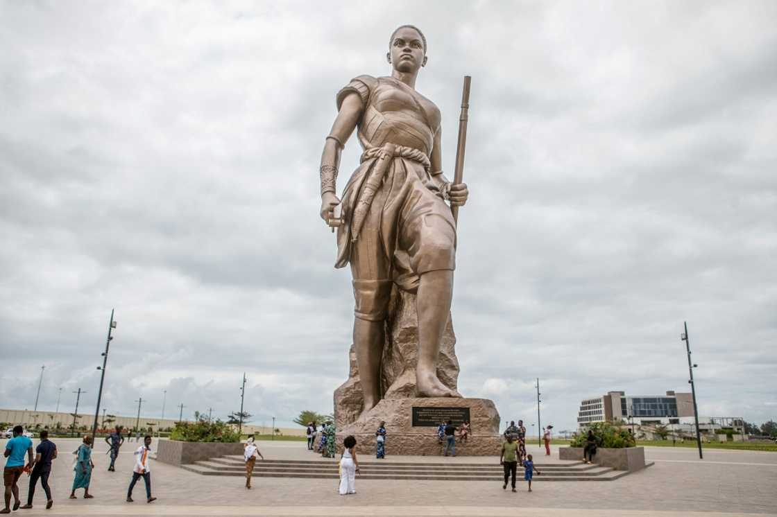 Benin's government has put up a statue to represent the historic female warriors known as the Amazones of Dahomey