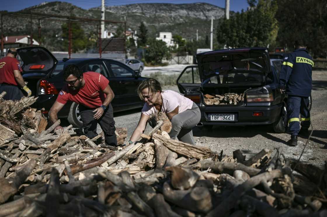 Gas prices have quadrupled, so Glyfada residents are availing themselves of free firewood Gas prices have quadrupled, so Glyfada residents are availing themselves of free firewood