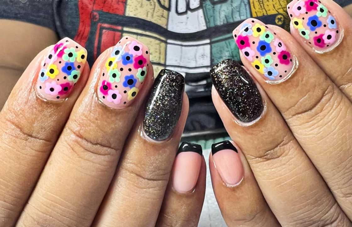 Retro-dotted flower nails Retro-dotted flower nails