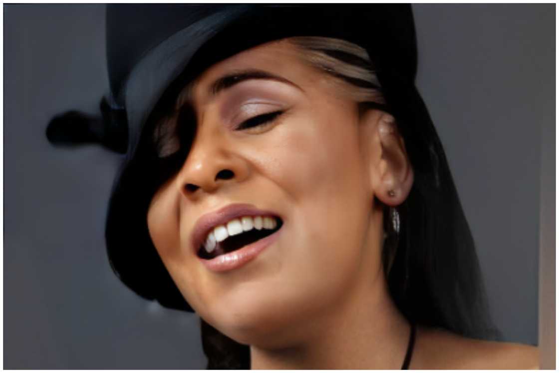 Picture of Robyn Moffett singing. Picture of Robyn Moffett singing.