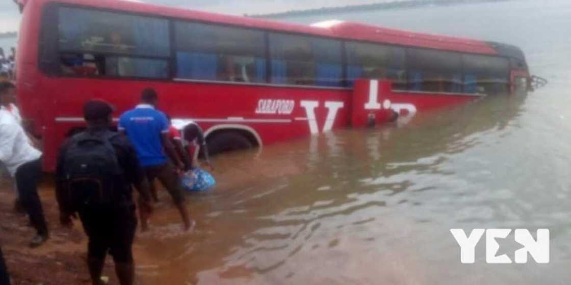 VIP bus en route to the Northern Region takes nose dive into River Oti at Dambai VIP bus en route to the Northern Region takes nose dive into River Oti at Dambai
