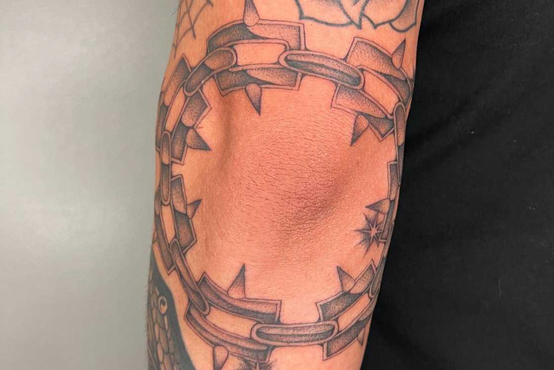 Circular chain elbow tattoo Circular chain elbow tattoo