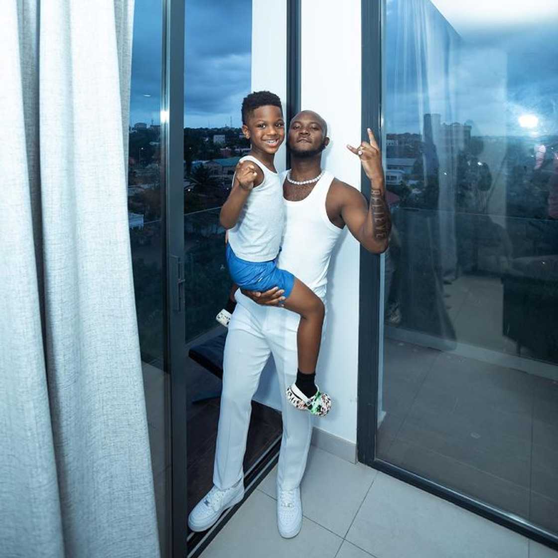 King Promise: Fans Thrilled over Photo of Musician and kid Believed to be his son King Promise: Fans Thrilled over Photo of Musician and kid Believed to be his son