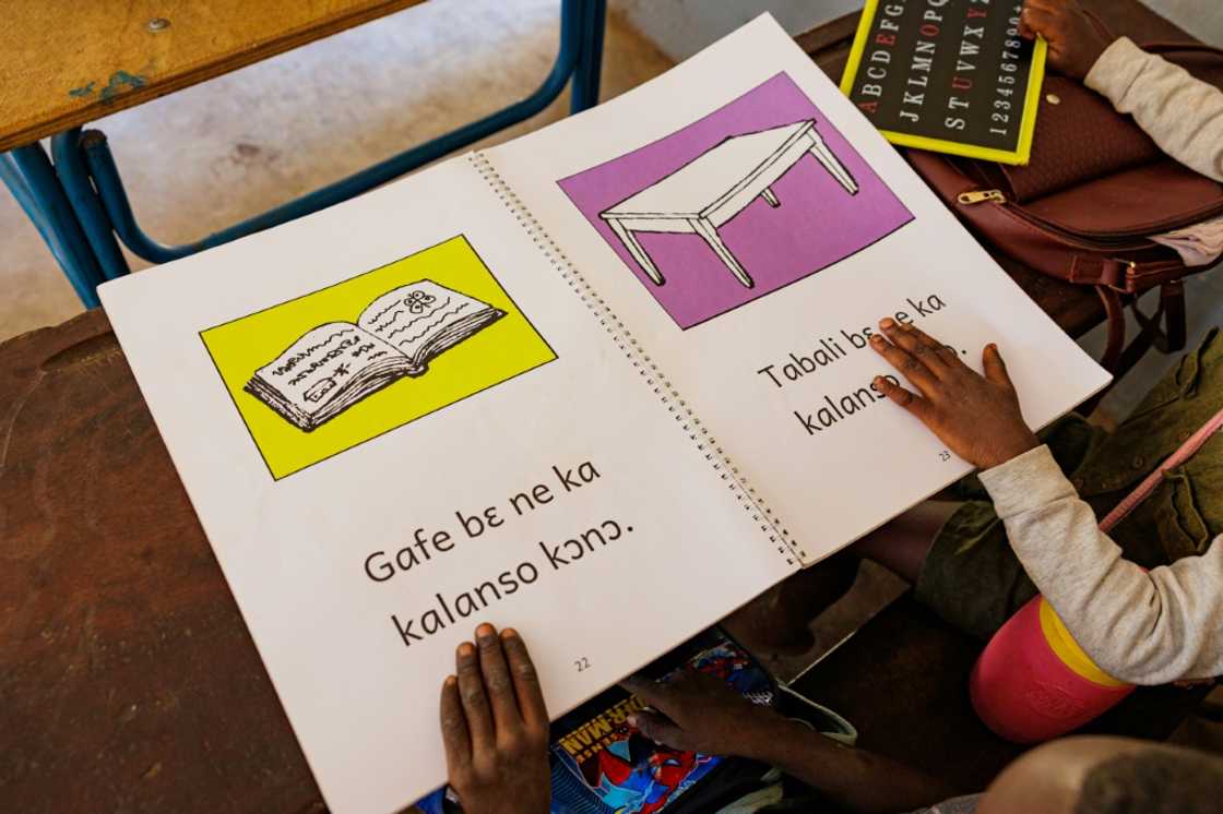 Girls using a book to learn Bambara, one of Mali’s national languages Girls using a book to learn Bambara, one of Mali’s national languages