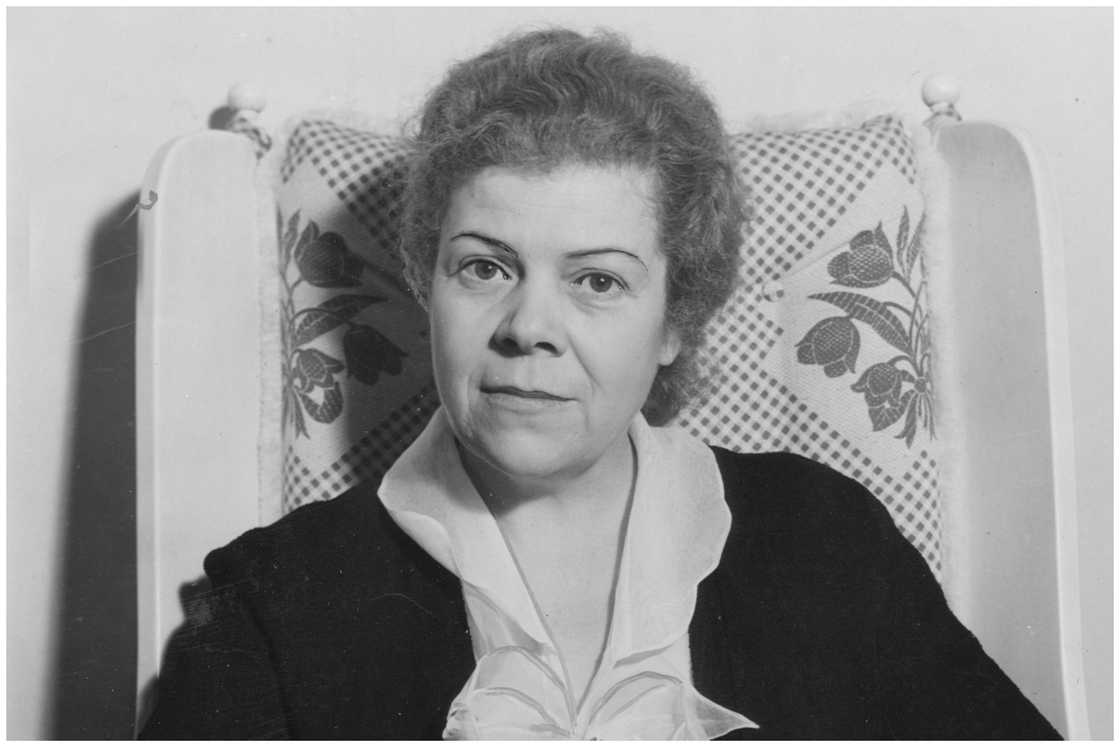 Josephine's portrait indoors. Josephine's portrait indoors.