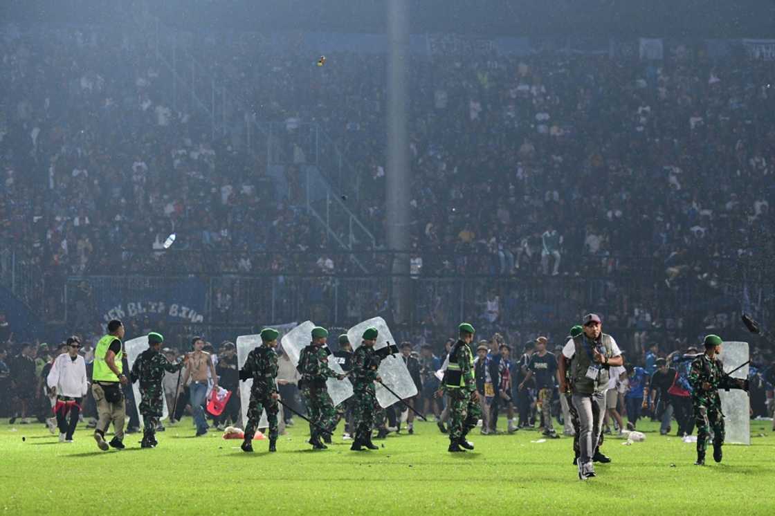Several thousand fans descended to the pitch, some angry, some who wanted to shake the players' hands of home team Arema FC after the loss to their fierce rivals Several thousand fans descended to the pitch, some angry, some who wanted to shake the players' hands of home team Arema FC after the loss to their fierce rivals