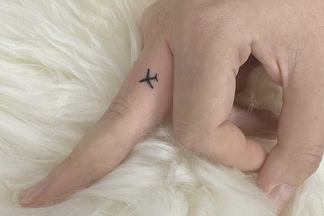 finger tattoo