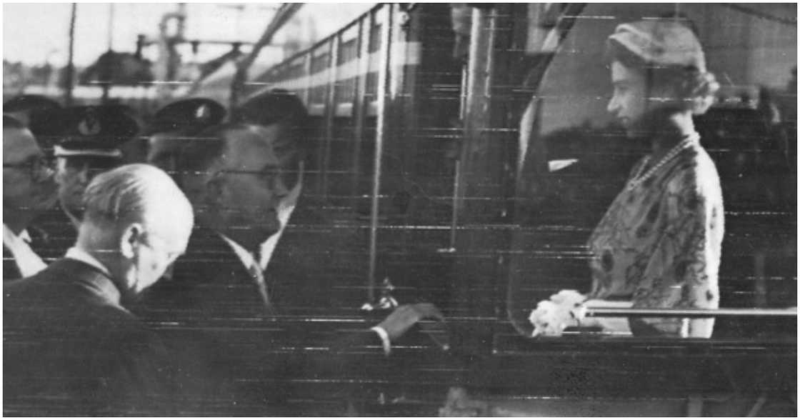 Queen Elizabeth on train in Australia Queen Elizabeth on train in Australia