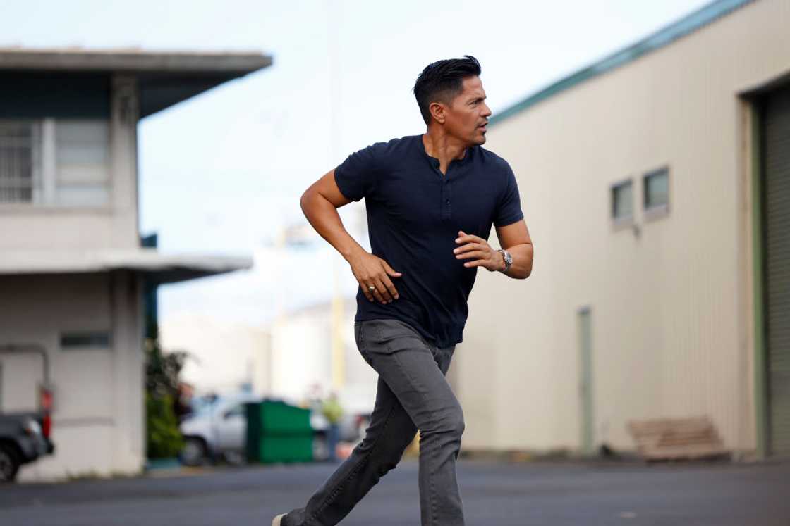 Jay Hernandez in action Jay Hernandez in action