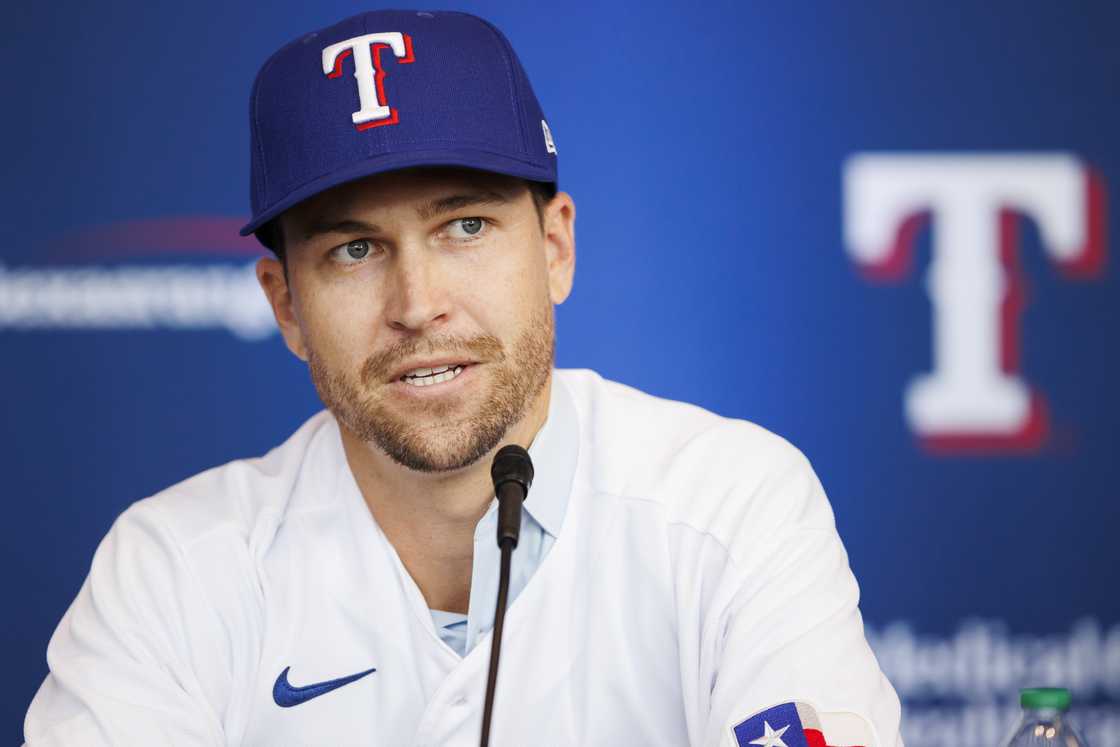 Jacob deGrom addresses the media at an introductory press conference