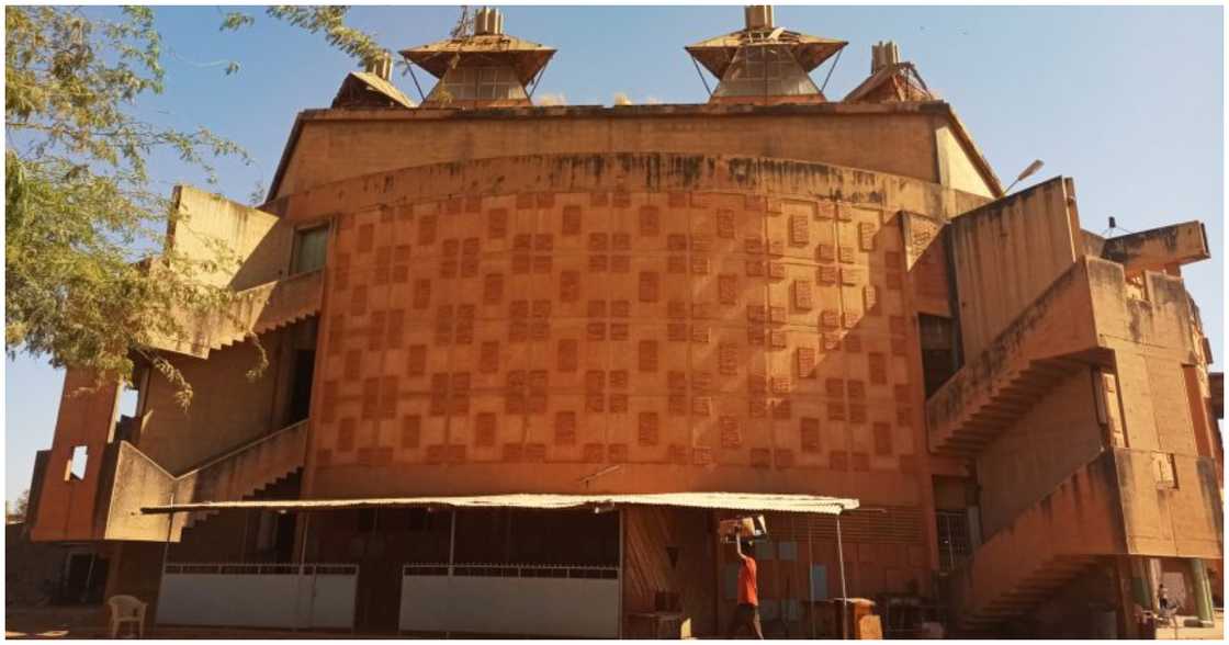 An up-close view of La Maison du Peuple An up-close view of La Maison du Peuple