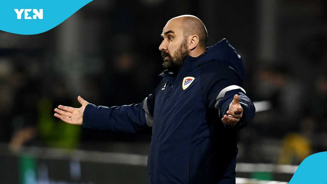 Football coach, Mladen Zizovic dies, Zizovic passes after heart attack, Radnički 1923, Mladost, Zizovic collapses in live match, players break down in tears, Serbia Super League