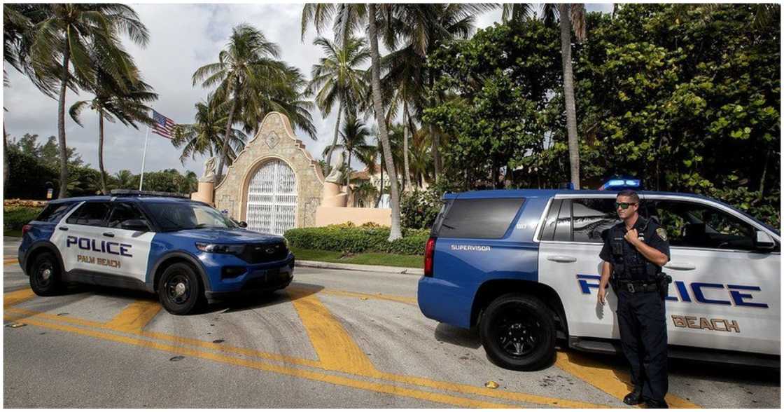 Police sets up a barricade in front of Donald Trump's residence