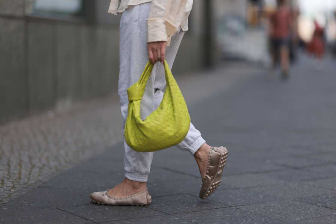 Sonia Lyson is seen wearing a Bottega Veneta lime yellow Jodie leather bag. Sonia Lyson is seen wearing a Bottega Veneta lime yellow Jodie leather bag.