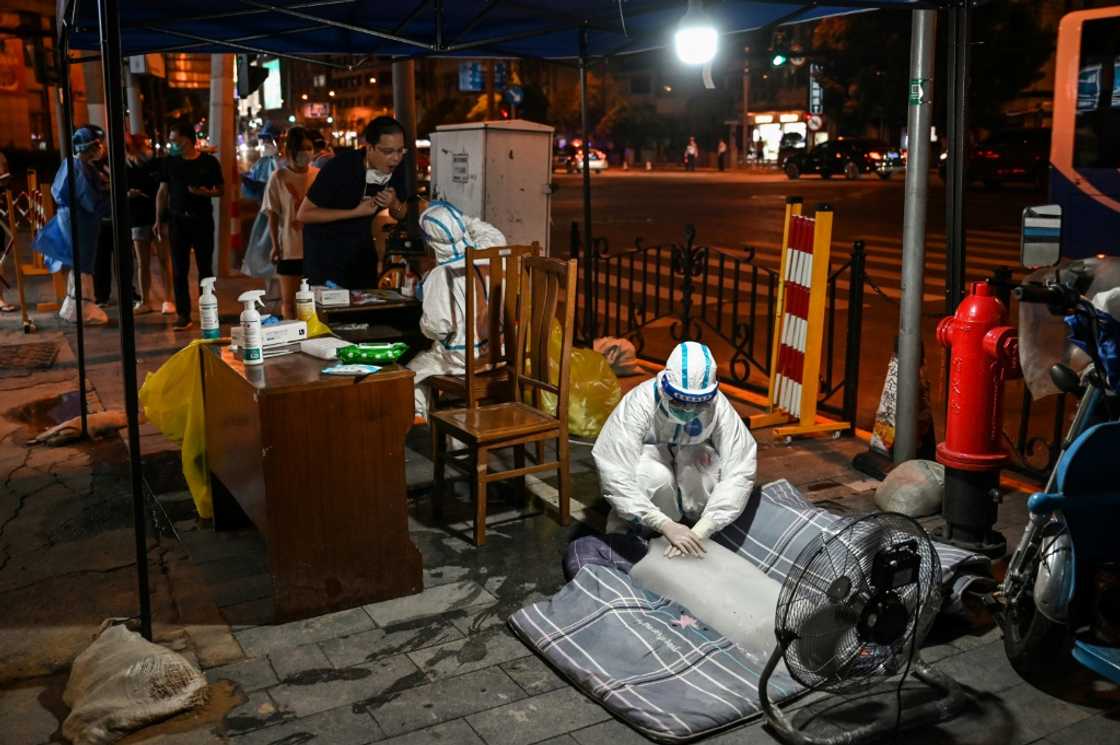 Health workers in Shanghai have been sitting or lying on blocks of ice to cool down as they carried out a mass testing drive Health workers in Shanghai have been sitting or lying on blocks of ice to cool down as they carried out a mass testing drive