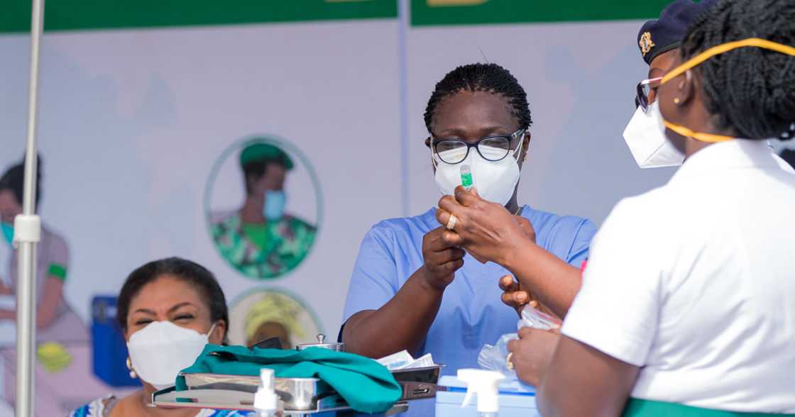 Akufo-Addo, wife take COVID-19 vaccine; here are 6 photos from the exercise Akufo-Addo, wife take COVID-19 vaccine; here are 6 photos from the exercise