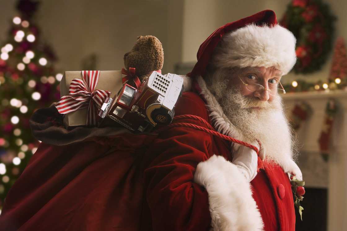 Papa Noel carrying a sack of gifts