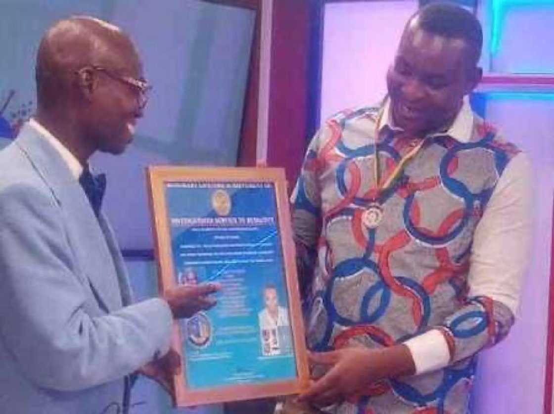 Fake Kofi Annan-UN Awards: Sarkodie, Berla Mundi, D-Black, UG VC and all those 'fooled' by Kwame Fordjour (photos) Fake Kofi Annan-UN Awards: Sarkodie, Berla Mundi, D-Black, UG VC and all those 'fooled' by Kwame Fordjour (photos)