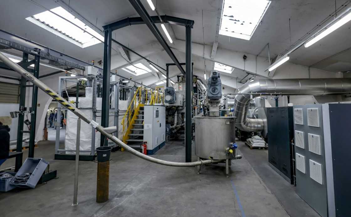 Biochar is produced by heating cocoa bean husks in an oxygen-free room to 600 degrees Celsius (1112 Fahrenheit) Biochar is produced by heating cocoa bean husks in an oxygen-free room to 600 degrees Celsius (1112 Fahrenheit)