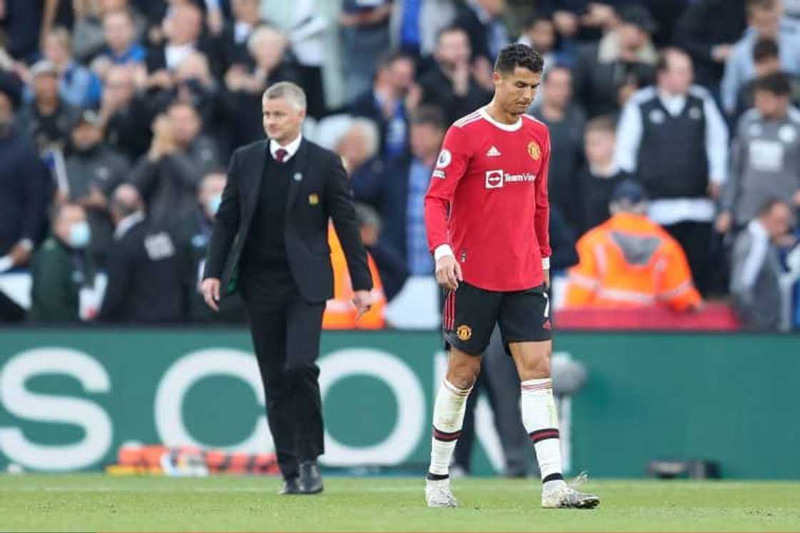 Solskjaer stops Ronaldo from storming off the pitch after Man United lost to Leicester City Solskjaer stops Ronaldo from storming off the pitch after Man United lost to Leicester City