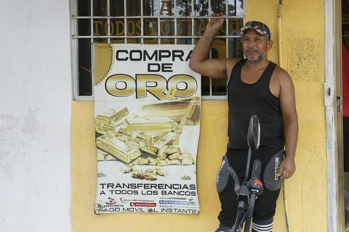 Gold dealers dot the streets of El Dorado Gold dealers dot the streets of El Dorado