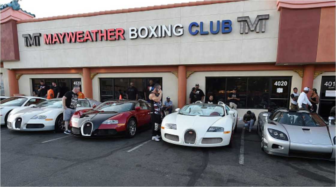 Floyd Mayweather shows off his highly expensive car collection worth N10bn Floyd Mayweather shows off his highly expensive car collection worth N10bn