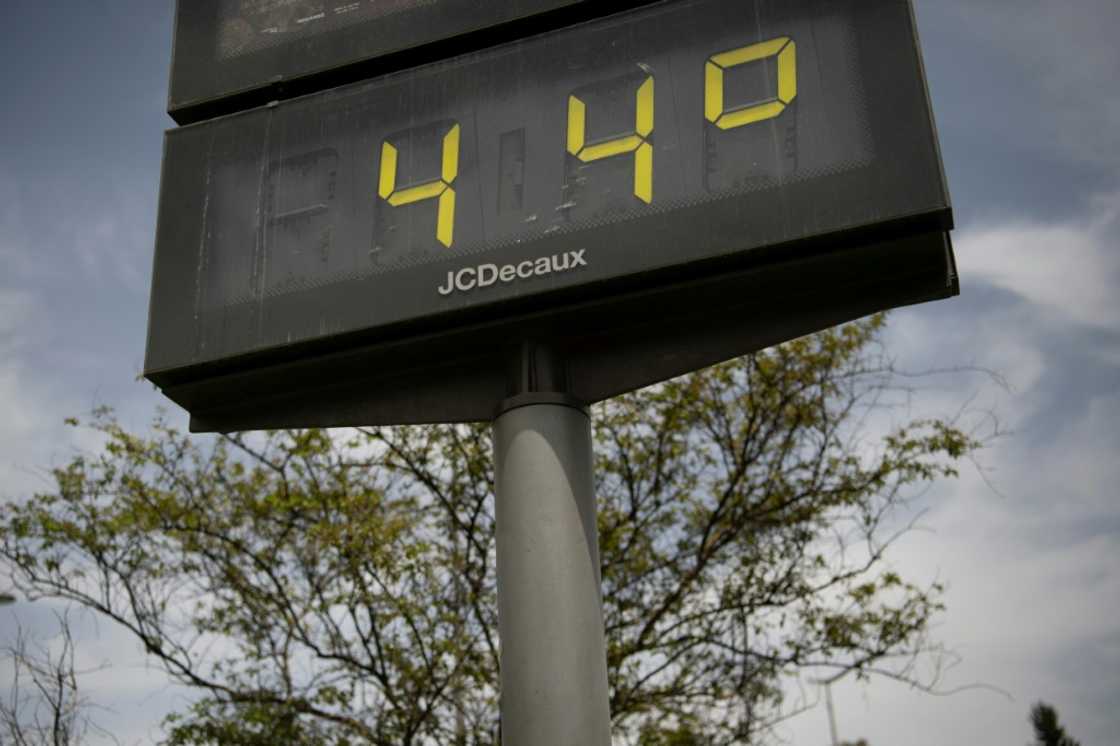 Que calor: A street thermometer in Seville, southern Spain Que calor: A street thermometer in Seville, southern Spain