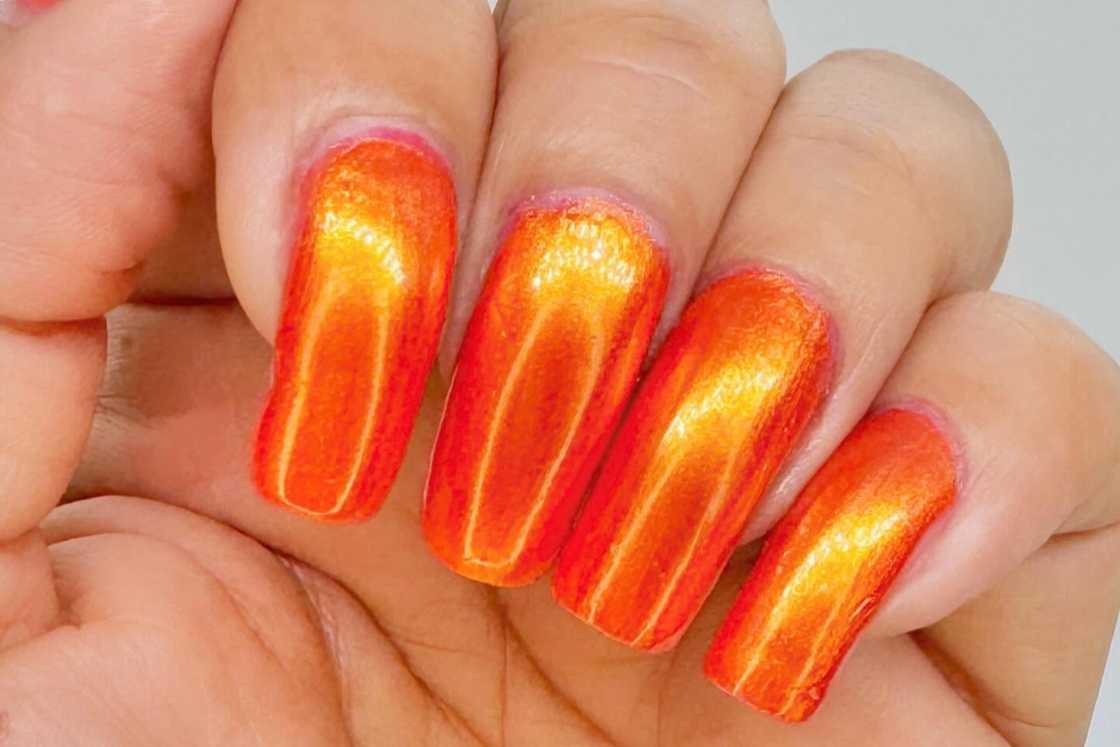Glittery nails with orange chrome Glittery nails with orange chrome