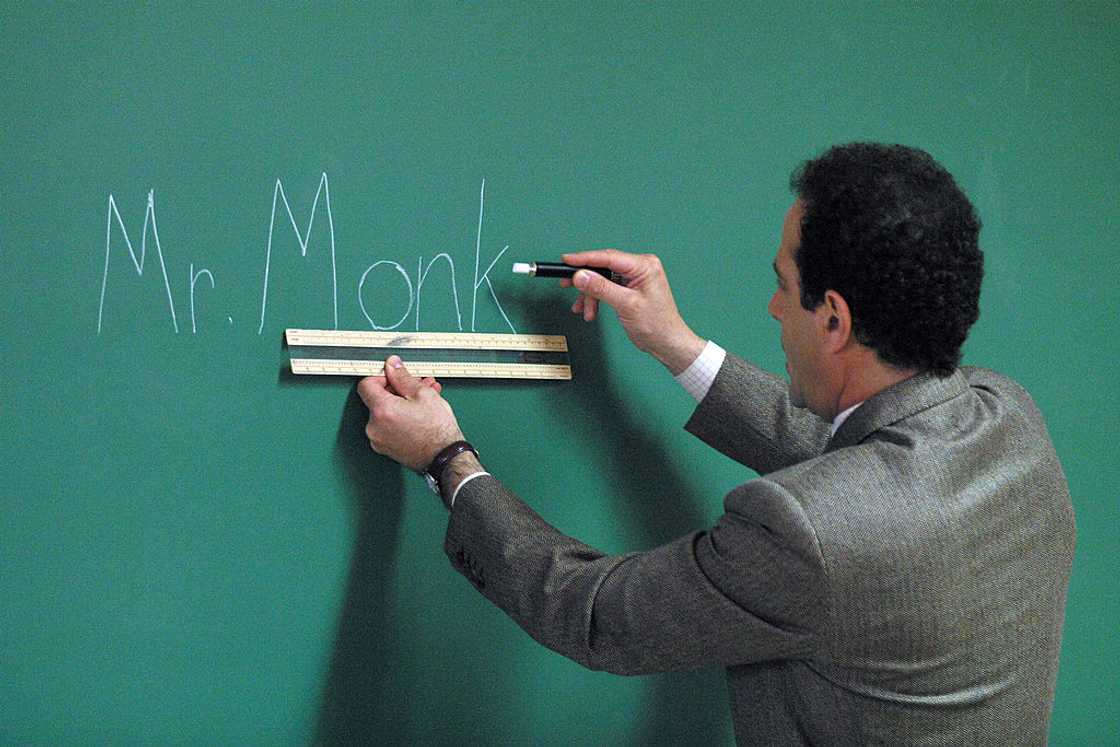Mr. Monk returns to school in Monk TV episode 1 Mr. Monk returns to school in Monk TV episode 1