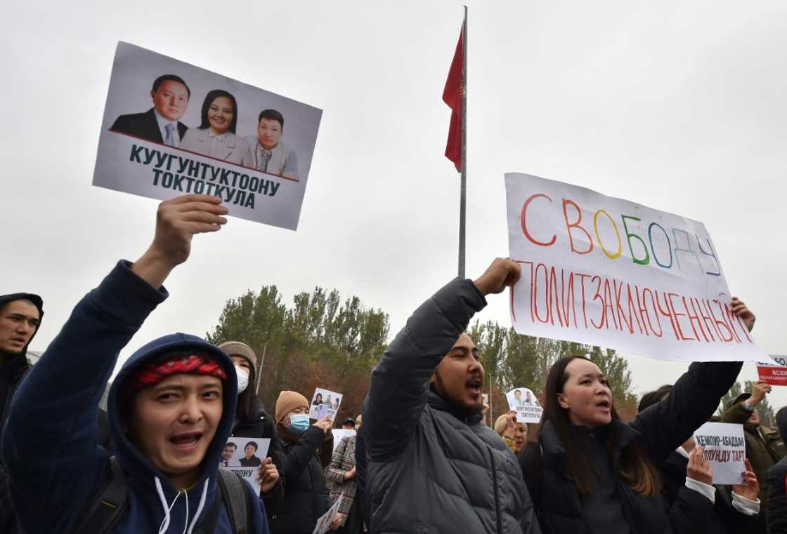 Demonstrators protest against a controversial border demarcation deal with Uzbekistan in Bishkek on October 24, 2022 Demonstrators protest against a controversial border demarcation deal with Uzbekistan in Bishkek on October 24, 2022