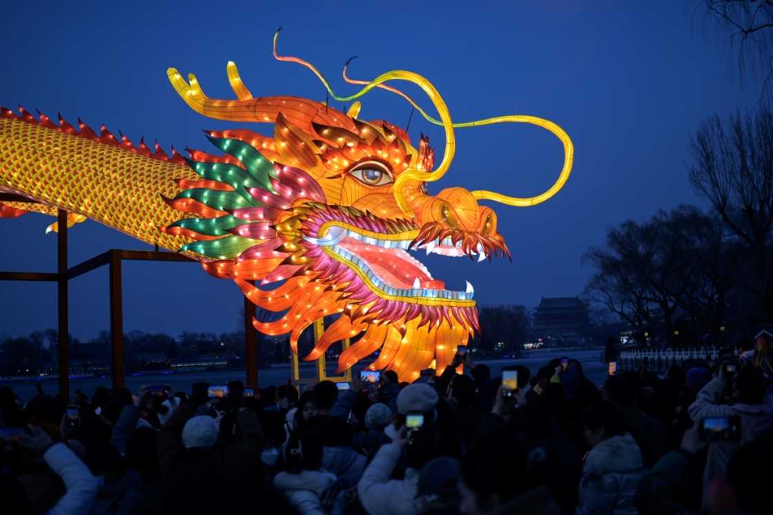 Mainland China's shares fell on Tuesday, as its central bank announced a record cut to a benchmark lending rate, hoping to boost its struggling economy Mainland China's shares fell on Tuesday, as its central bank announced a record cut to a benchmark lending rate, hoping to boost its struggling economy