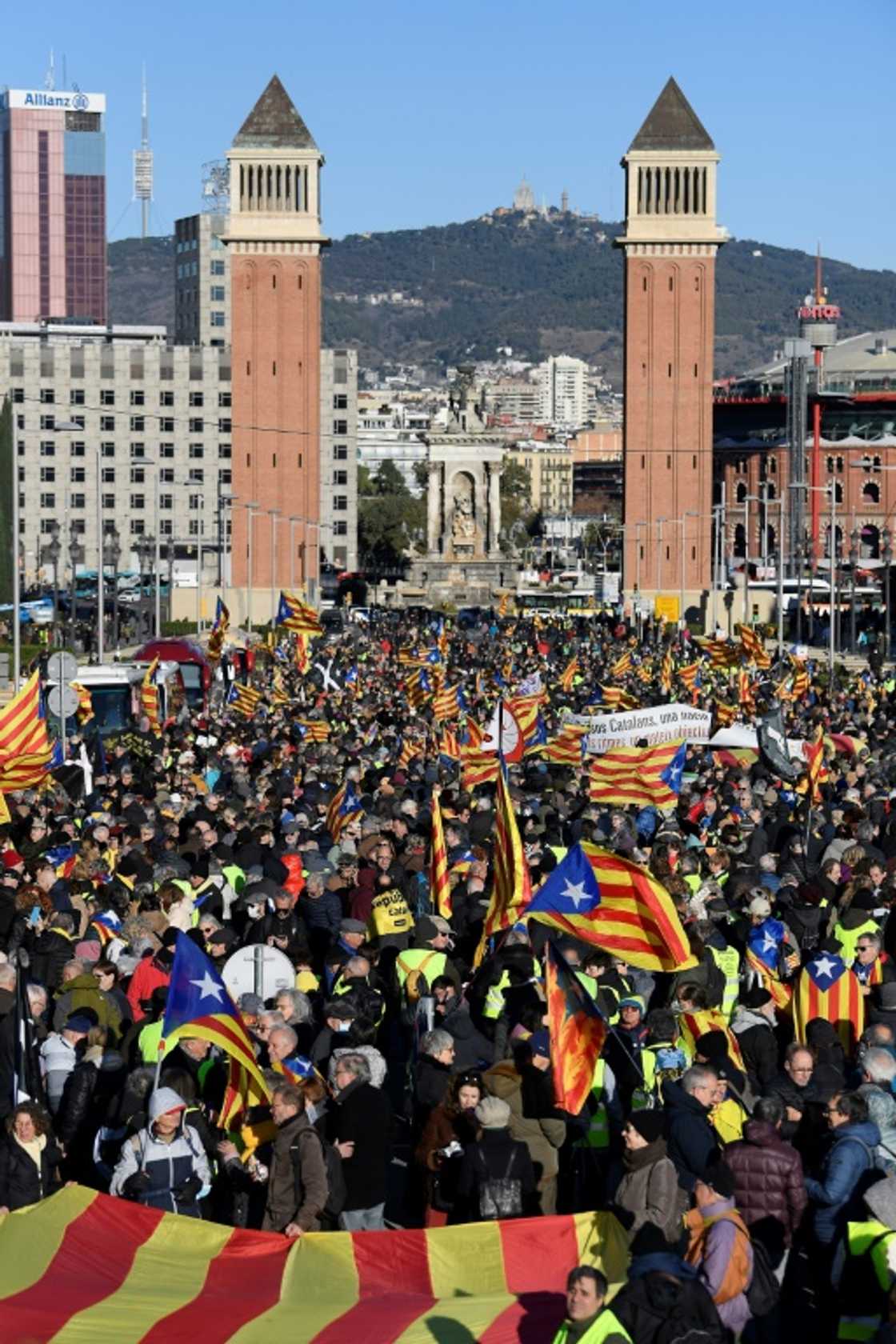 Several thousand Catalan separatist protesters hit the streets to express their opposition to the Franco-Spanish summit being held in Barcelona Several thousand Catalan separatist protesters hit the streets to express their opposition to the Franco-Spanish summit being held in Barcelona