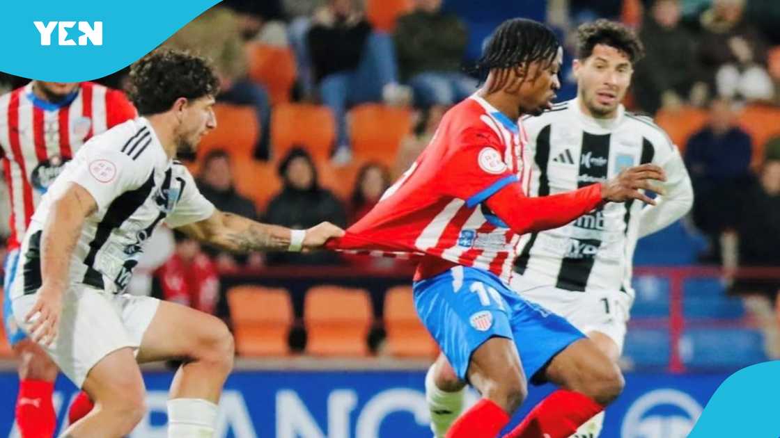 CD Lugo striker Jerry Afriyie being challenged by Barakaldo players during the Barakaldo 3 CD Lugo 2 game on March 9, 2025 CD Lugo striker Jerry Afriyie being challenged by Barakaldo players during the Barakaldo 3 CD Lugo 2 game on March 9, 2025