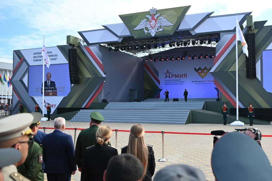 Russian President Vladimir Putin (С) vaunts Russian weapons to foreign partners at the  opening of a military forum