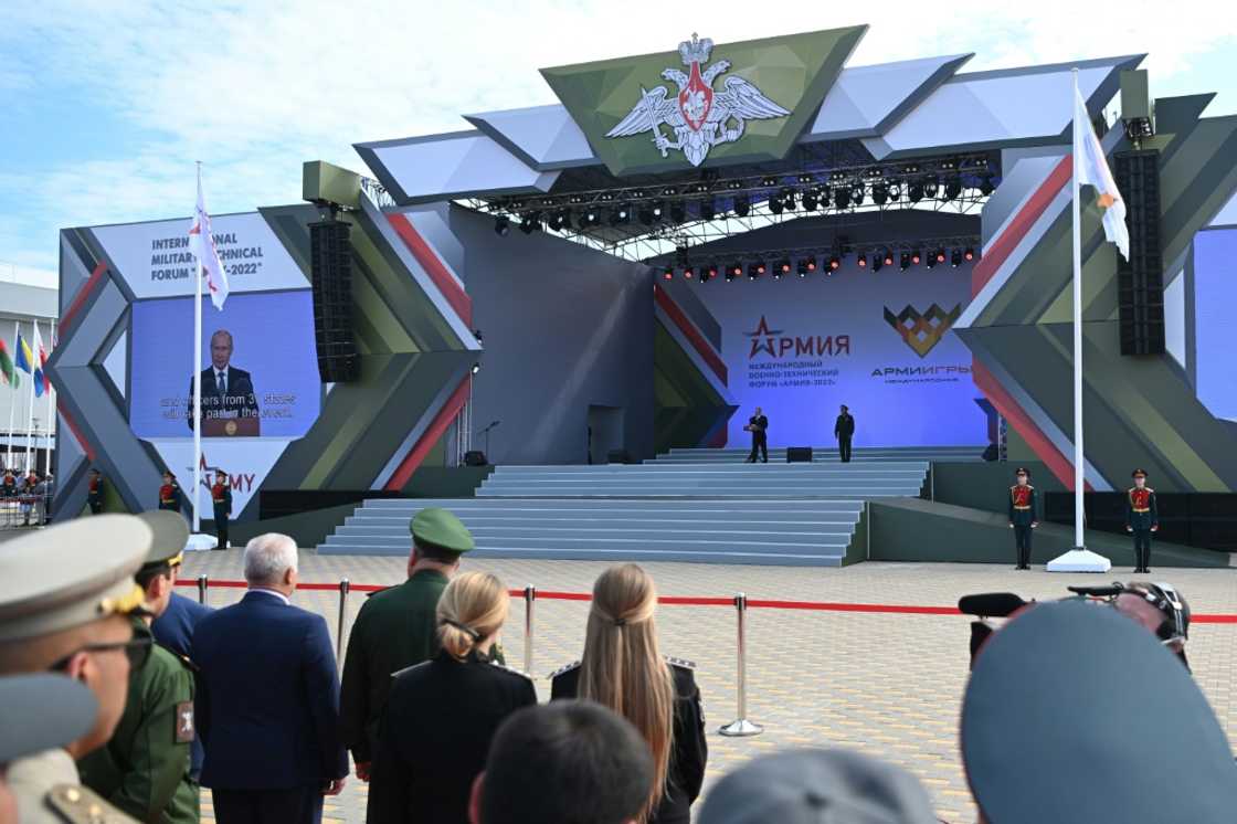 Russian President Vladimir Putin (С) vaunts Russian weapons to foreign partners at the opening of a military forum Russian President Vladimir Putin (С) vaunts Russian weapons to foreign partners at the opening of a military forum