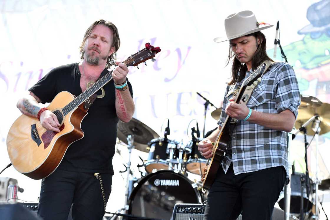 The Allman brothers, Devon Allman (L) and Duane Betts (R), on stage