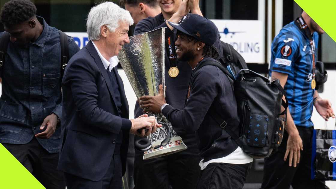 Gian Piero Gasperini, Ademola Lookman, UEFA Europa League trophy, Bergamo airport, Italy. Gian Piero Gasperini, Ademola Lookman, UEFA Europa League trophy, Bergamo airport, Italy.