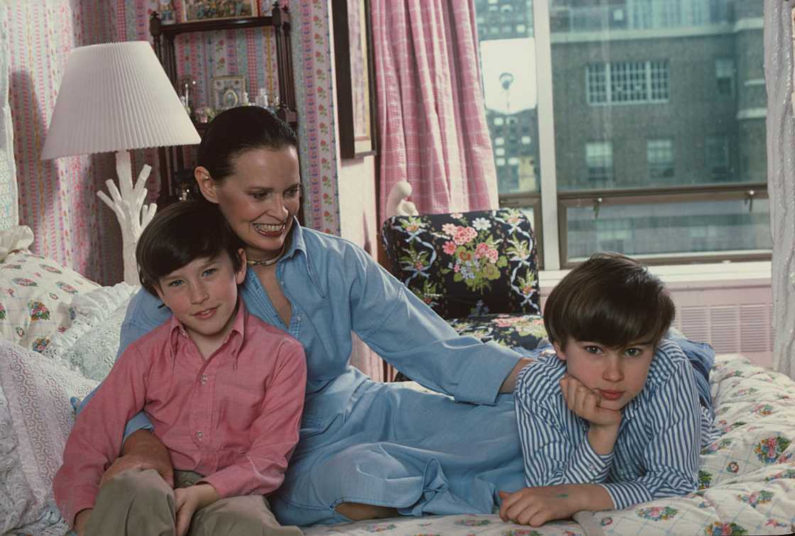 Gloria Vanderbilt poses with her two sons, Anderson Cooper and Carter Vanderbilt Cooper