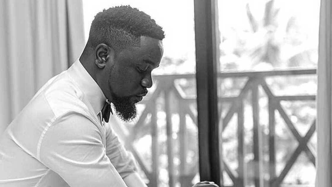 Photo of Sarkodie chilling with his 2 beautiful sisters in his mansion surfaces online Photo of Sarkodie chilling with his 2 beautiful sisters in his mansion surfaces online