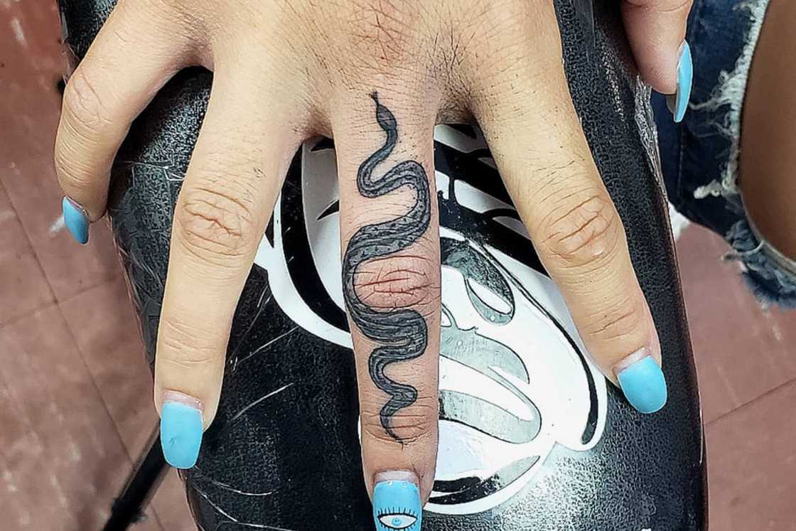 finger tattoo