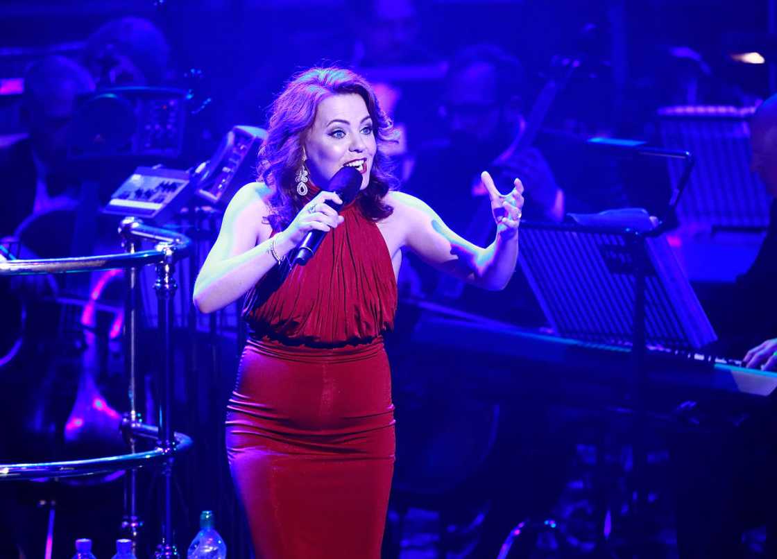 Rachel Tucker performs in a maroon dress Rachel Tucker performs in a maroon dress