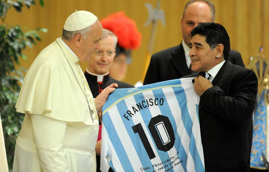Pope Francis meets Diego Maradona during an audience with the players of the 'Partita Interreligiosa Della Pace' at Paul VI Hall before the Interreligious Match For Peace at Olimpico Stadium on September 1, 2014 in Rome, Italy Pope Francis meets Diego Maradona during an audience with the players of the 'Partita Interreligiosa Della Pace' at Paul VI Hall before the Interreligious Match For Peace at Olimpico Stadium on September 1, 2014 in Rome, Italy